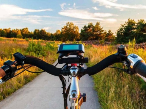 Hvor mange kilometer holder et cykelbatteri på en elektrisk cykel?