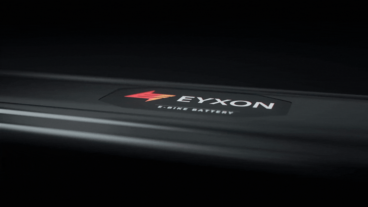 foto af et EYXON batteri tæt på og taget fra en skrå vinkel